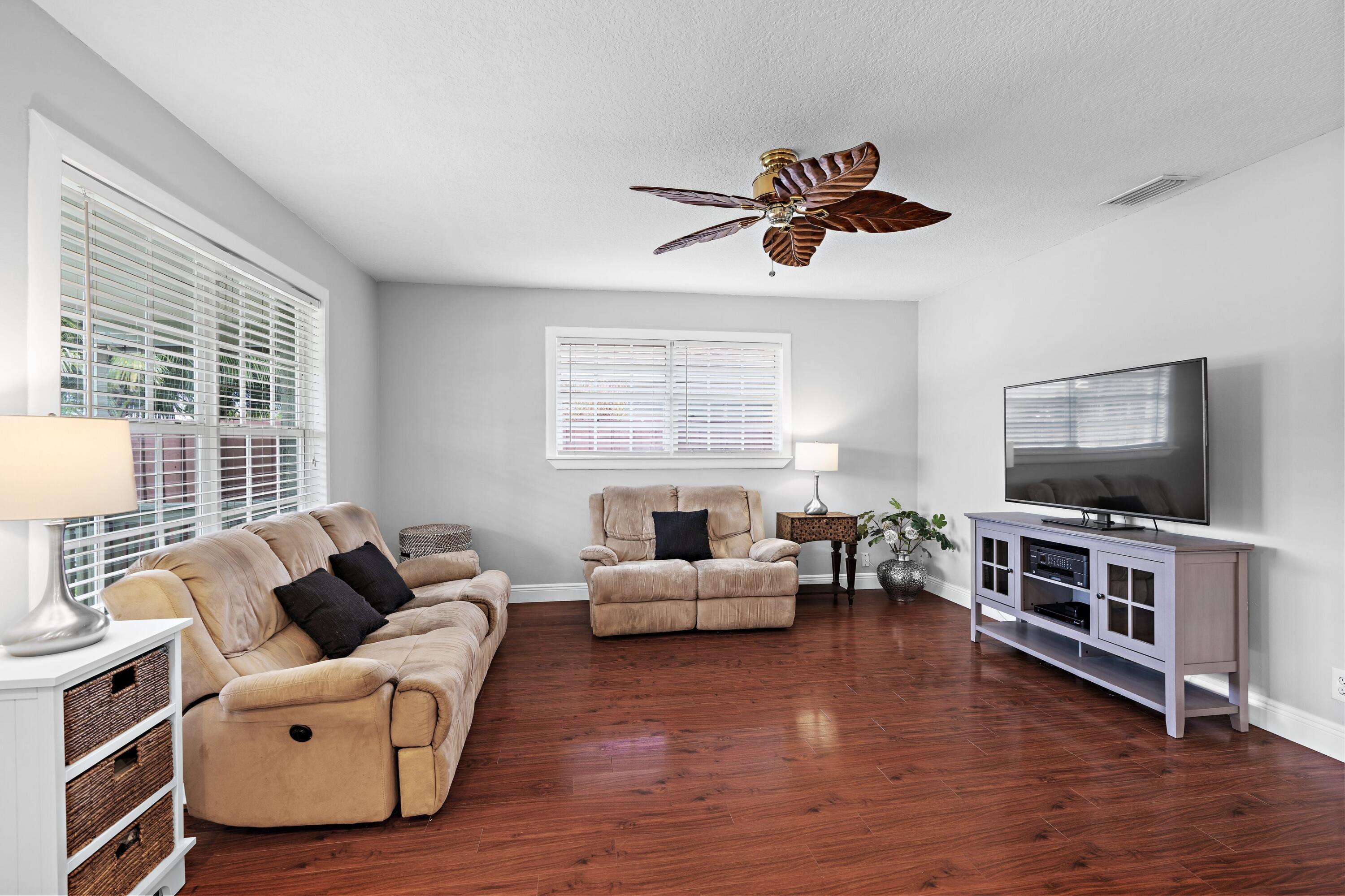 DELRAY MANORS - Residential