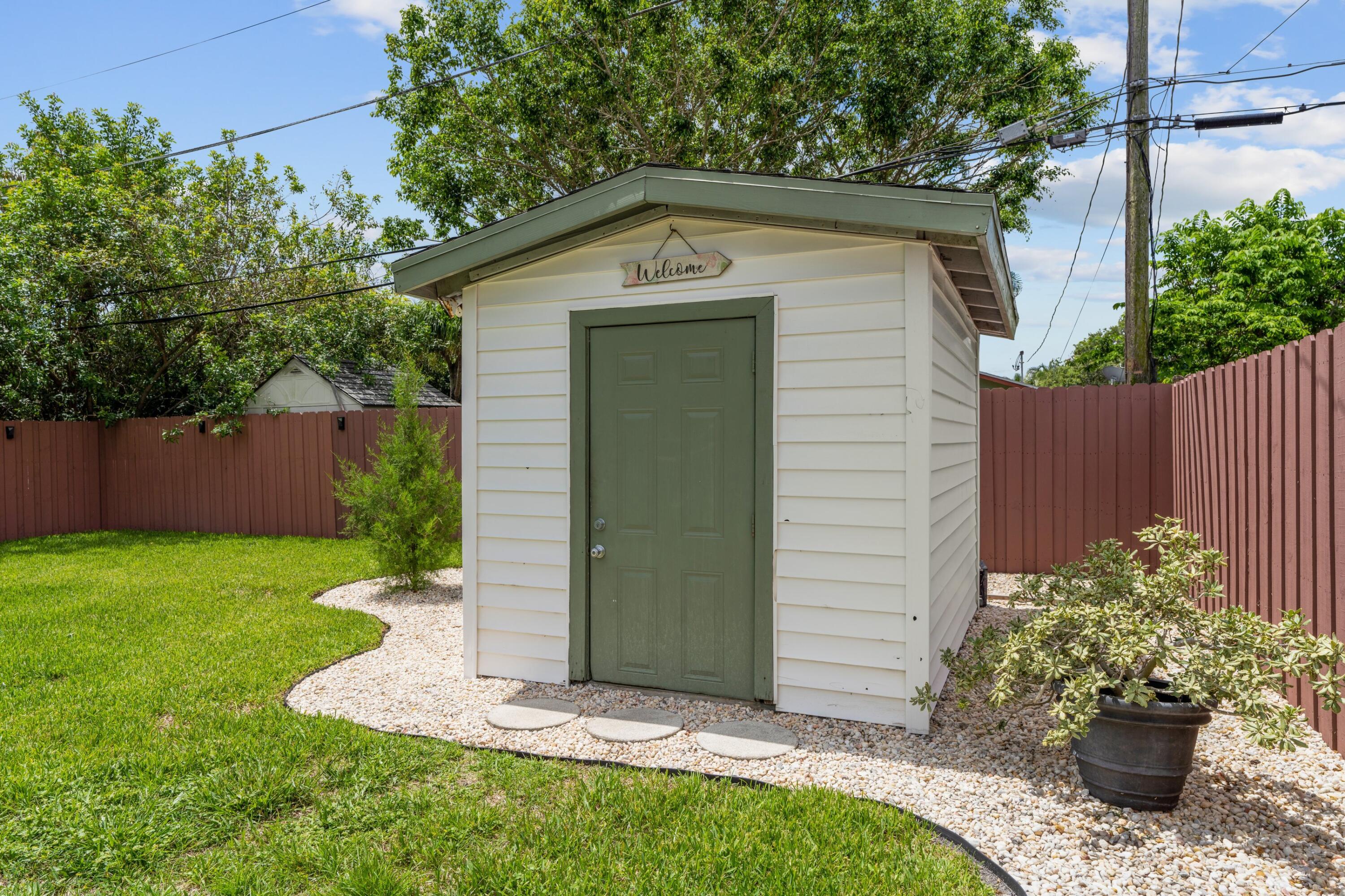 DELRAY MANORS - Residential