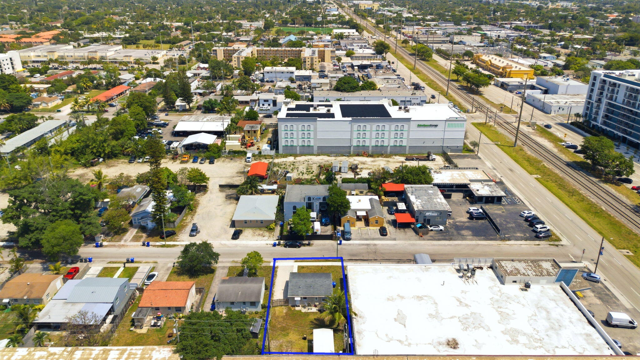 HOLLYWOOD LITTLE RANCHES - Residential