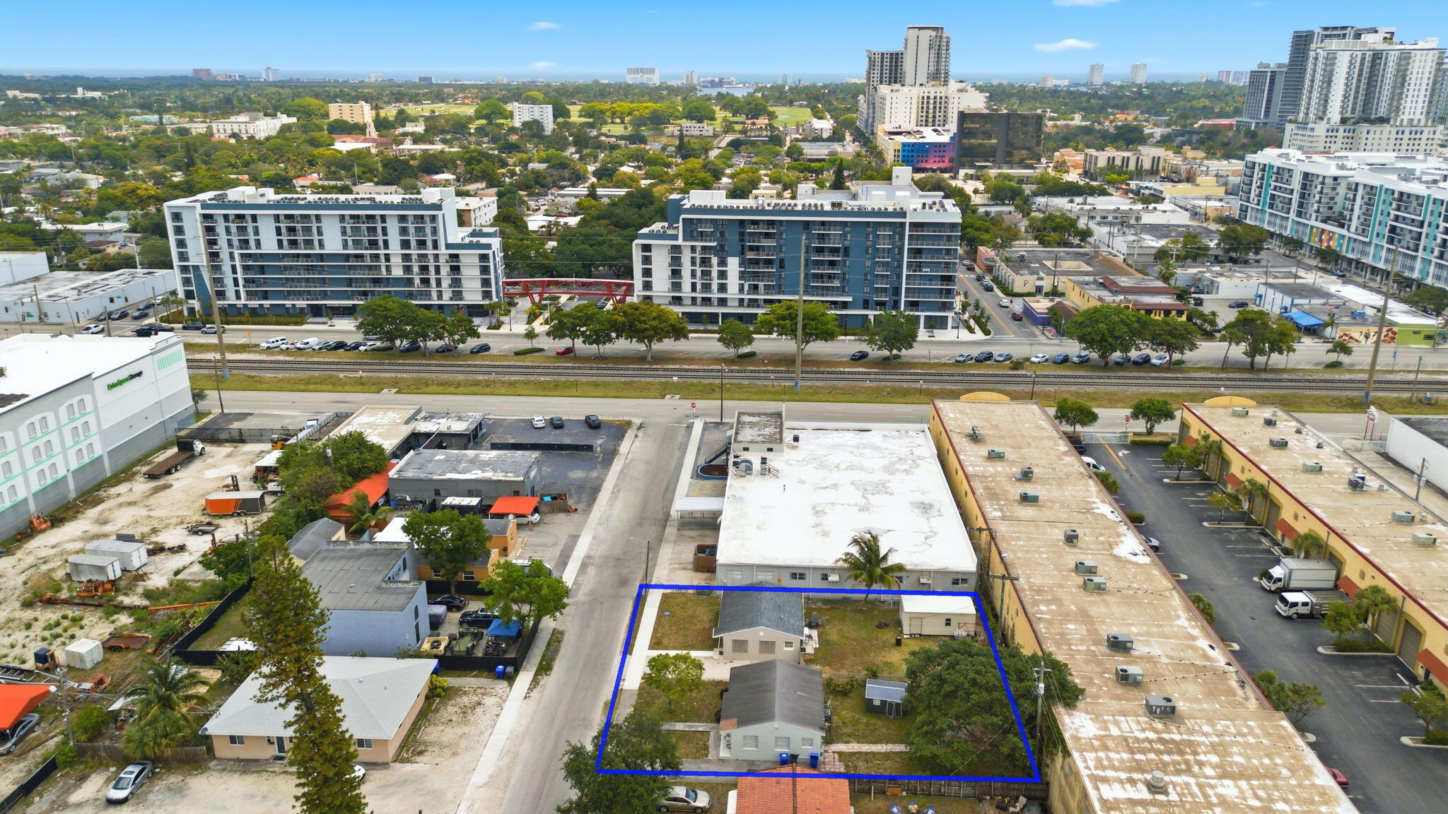 HOLLYWOOD LITTLE RANCHES - Residential
