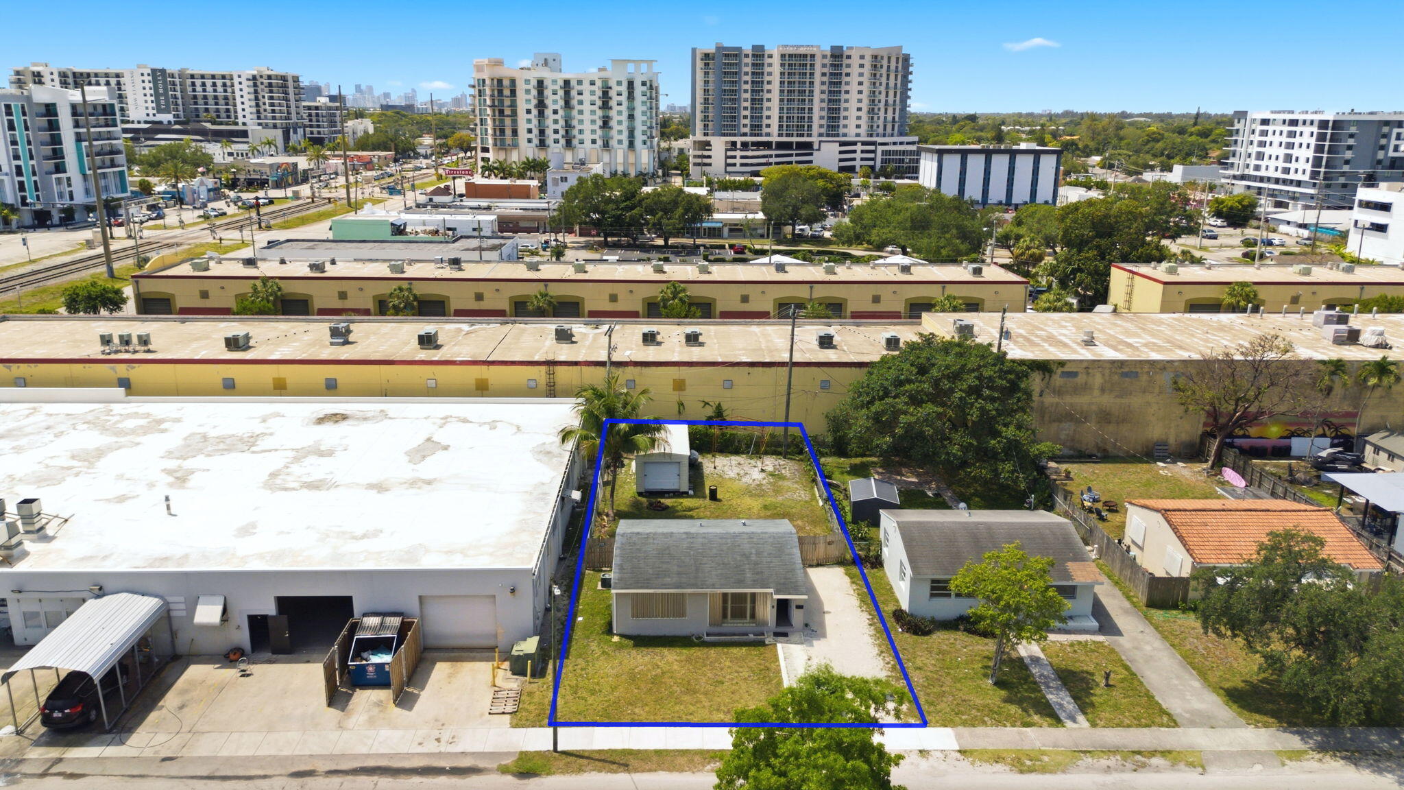 HOLLYWOOD LITTLE RANCHES - Residential