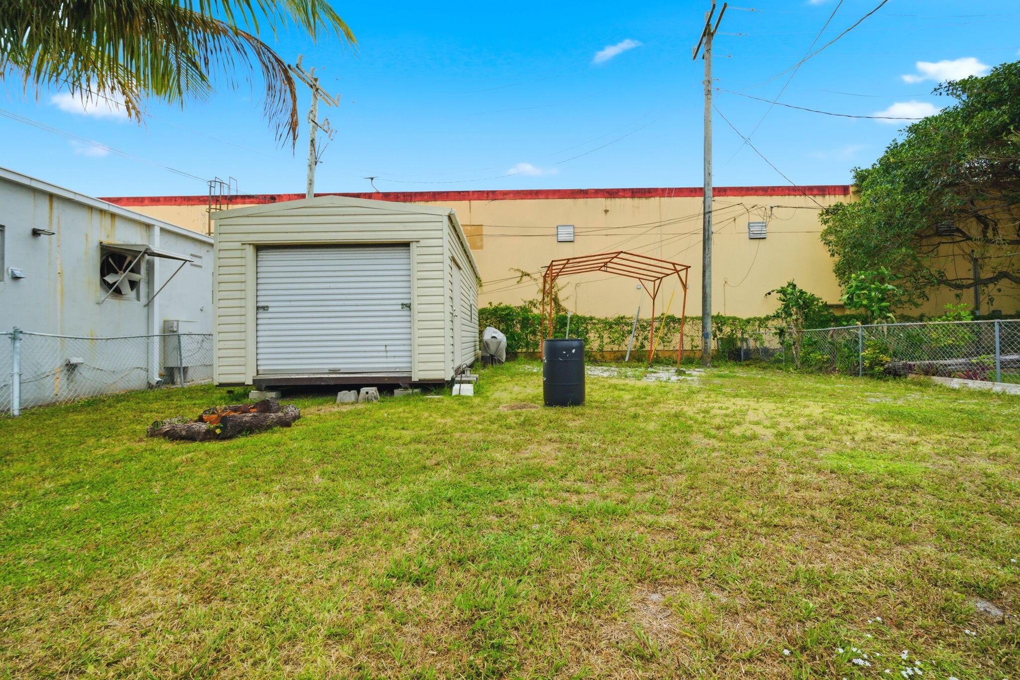 HOLLYWOOD LITTLE RANCHES - Residential