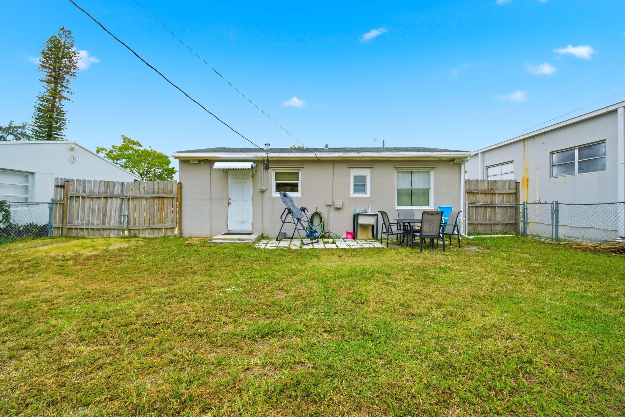 HOLLYWOOD LITTLE RANCHES - Residential