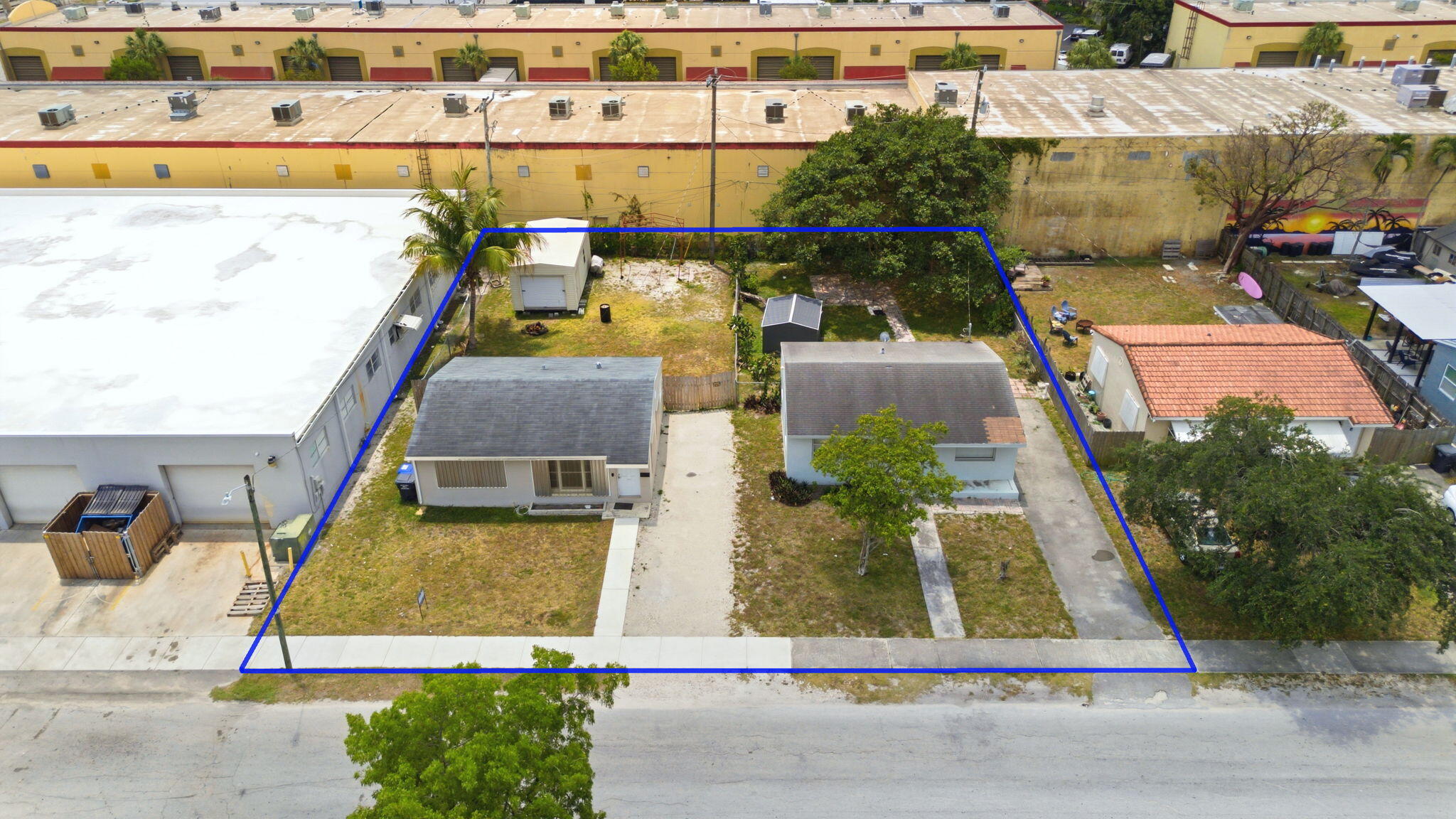 HOLLYWOOD LITTLE RANCHES - Residential