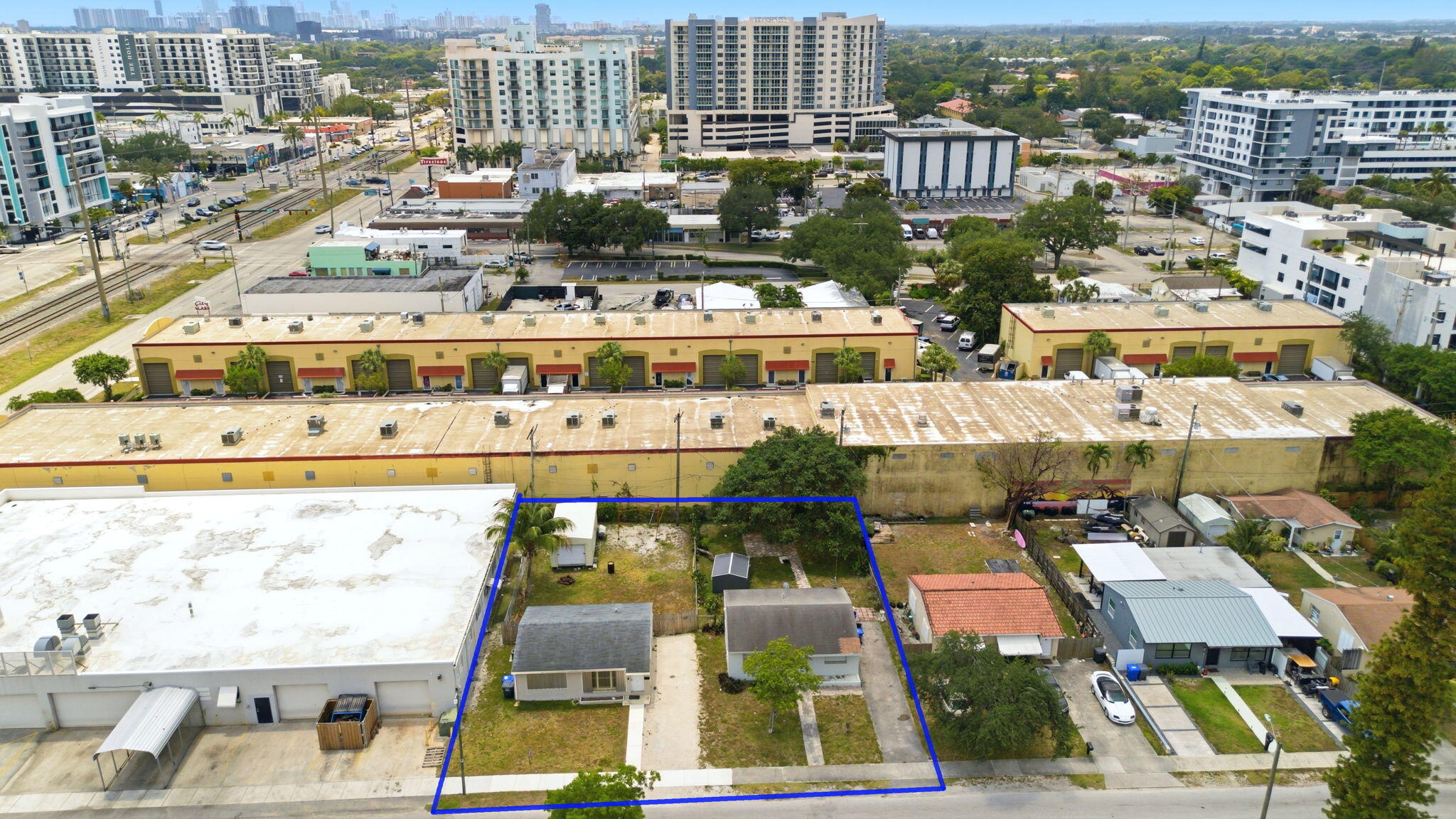 HOLLYWOOD LITTLE RANCHES - Residential