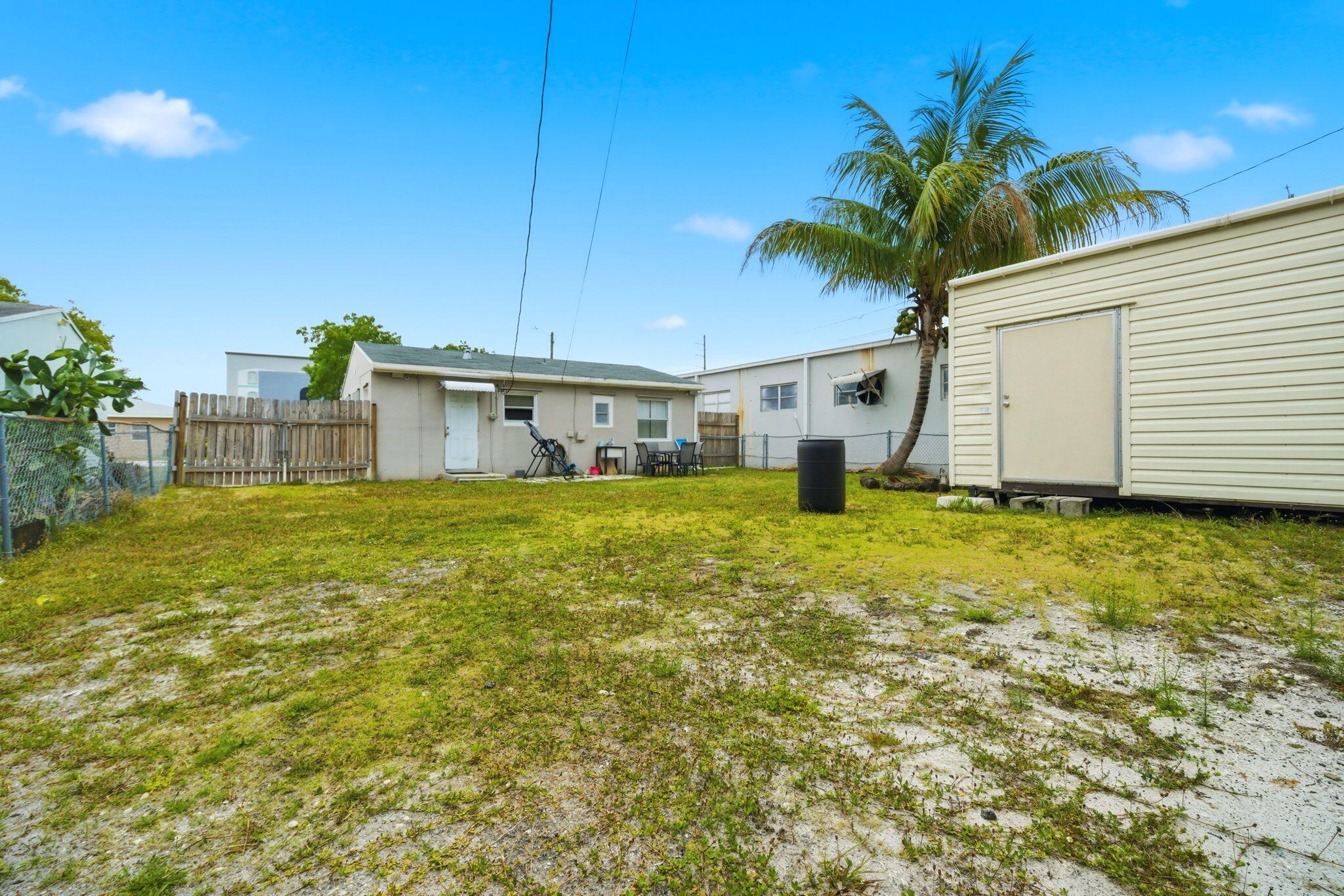 HOLLYWOOD LITTLE RANCHES - Residential