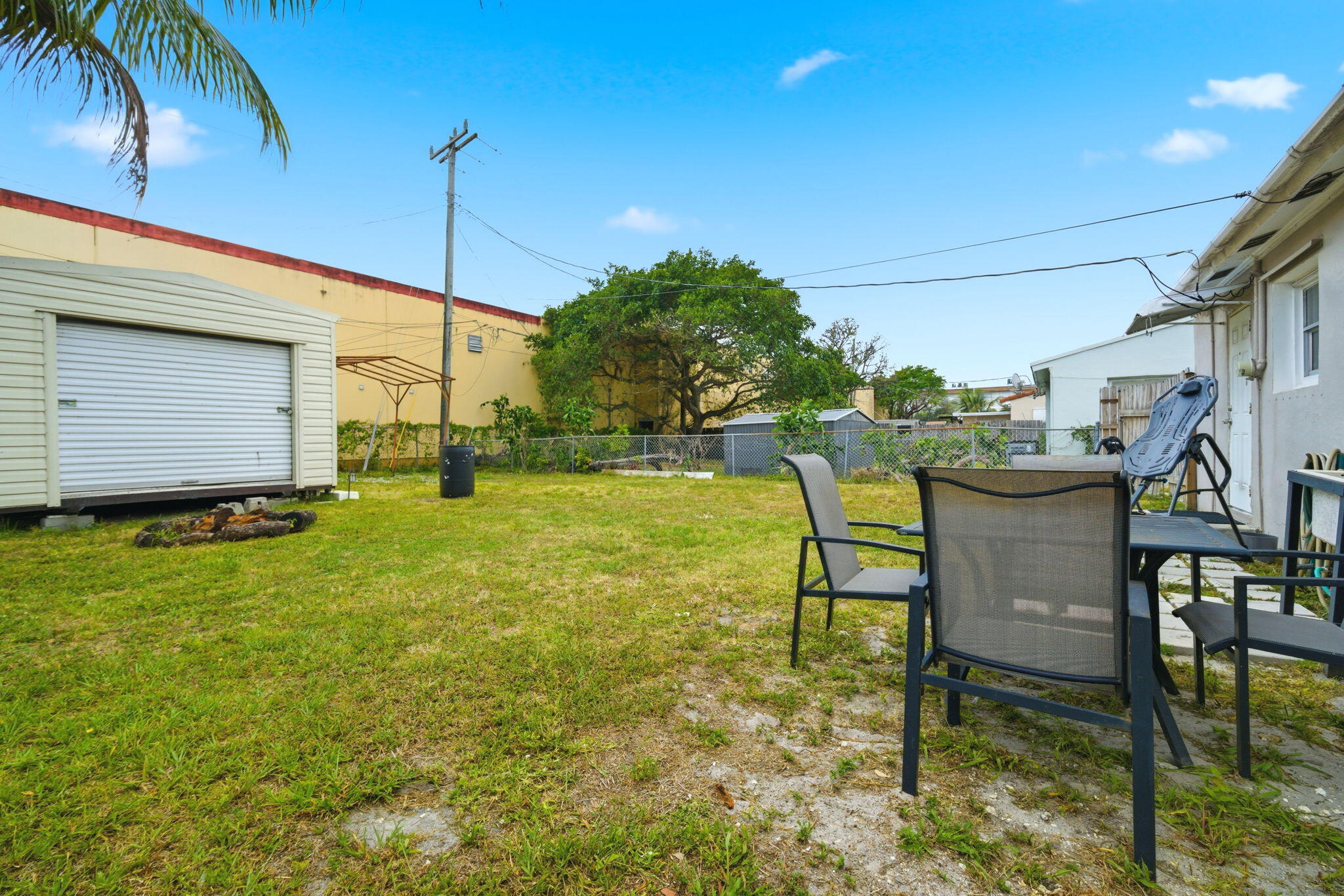 HOLLYWOOD LITTLE RANCHES - Residential