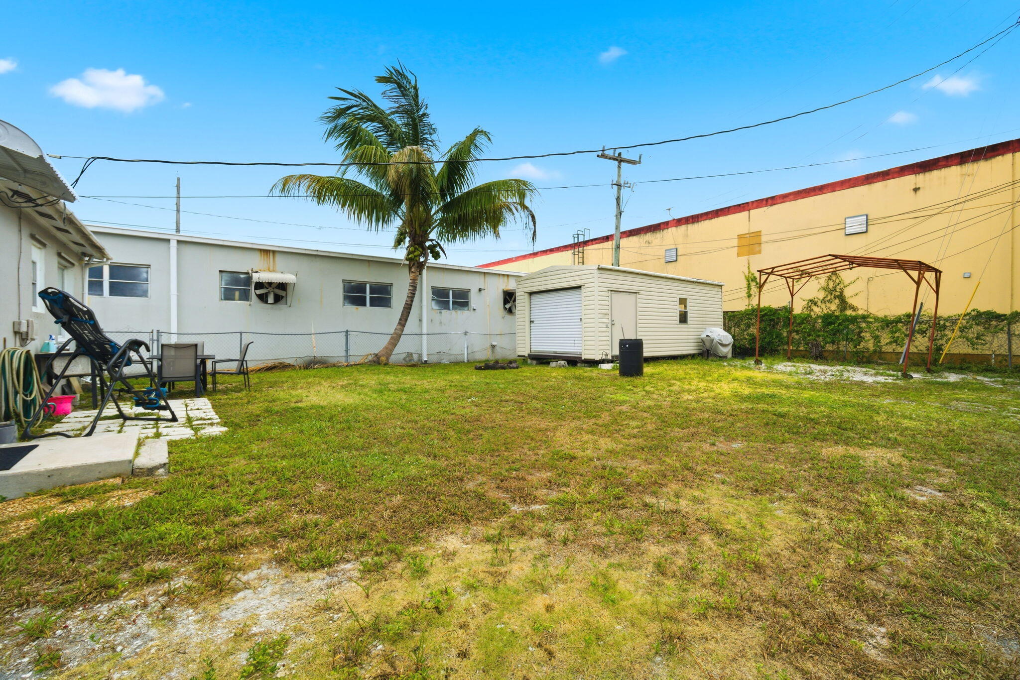 HOLLYWOOD LITTLE RANCHES - Residential