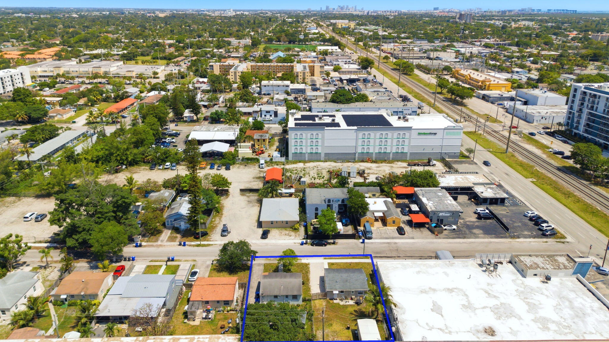 HOLLYWOOD LITTLE RANCHES - Residential