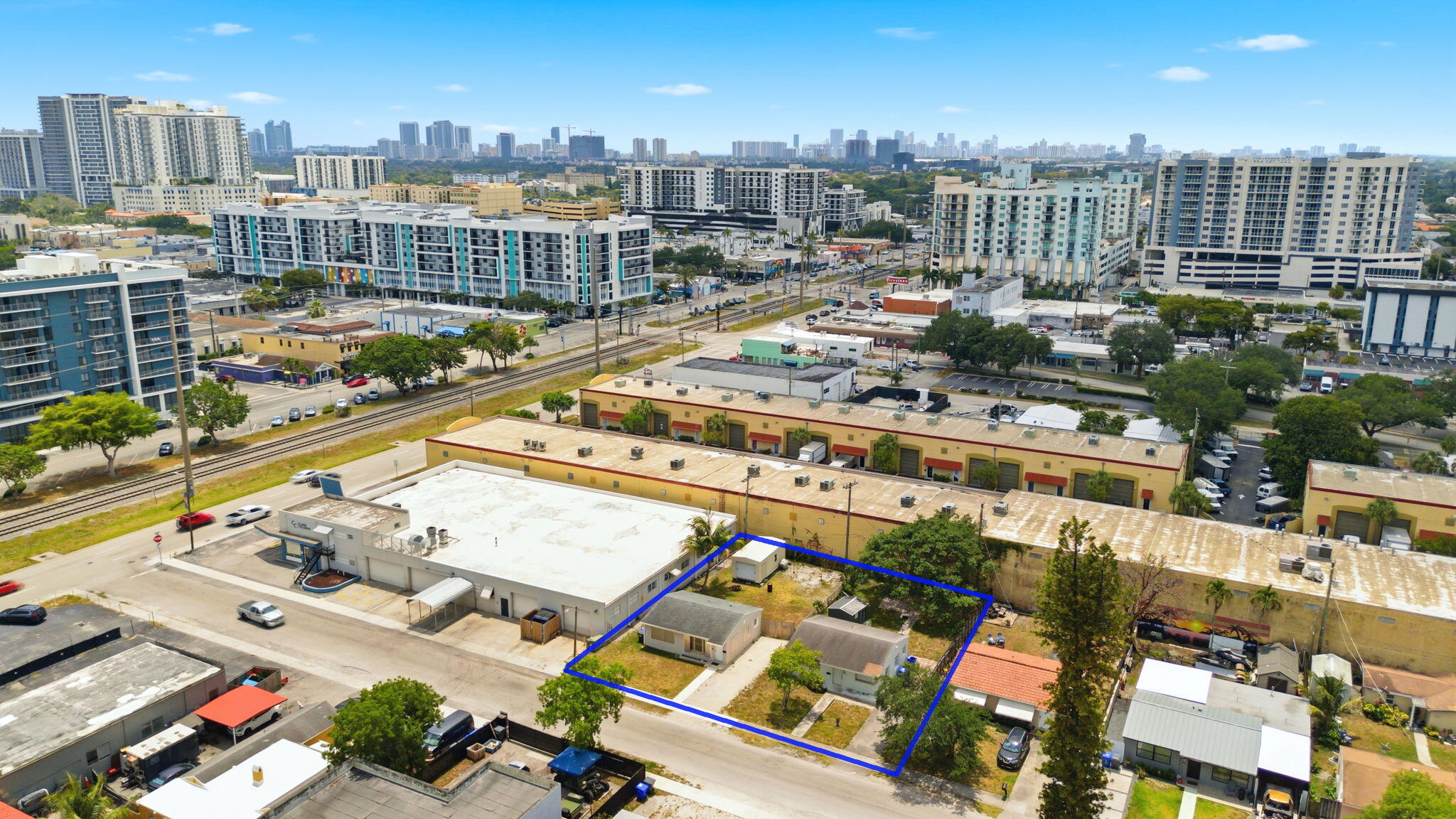 HOLLYWOOD LITTLE RANCHES - Residential