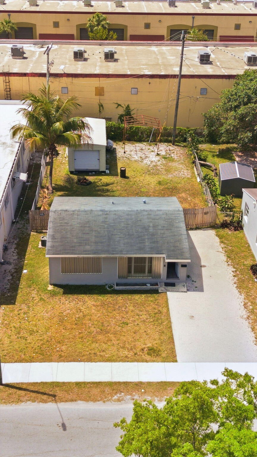 HOLLYWOOD LITTLE RANCHES - Residential