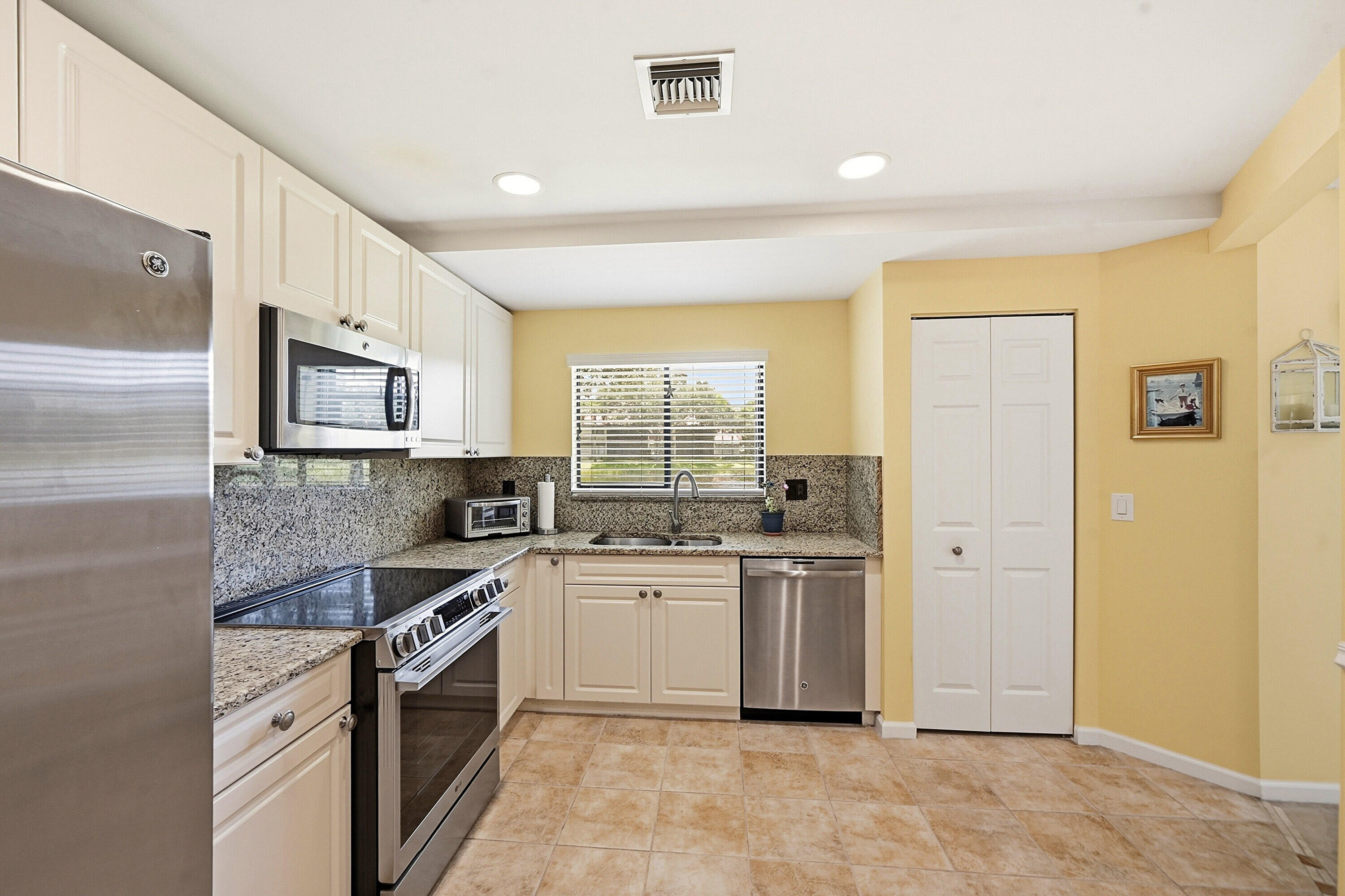 22 Lexington Lane W D