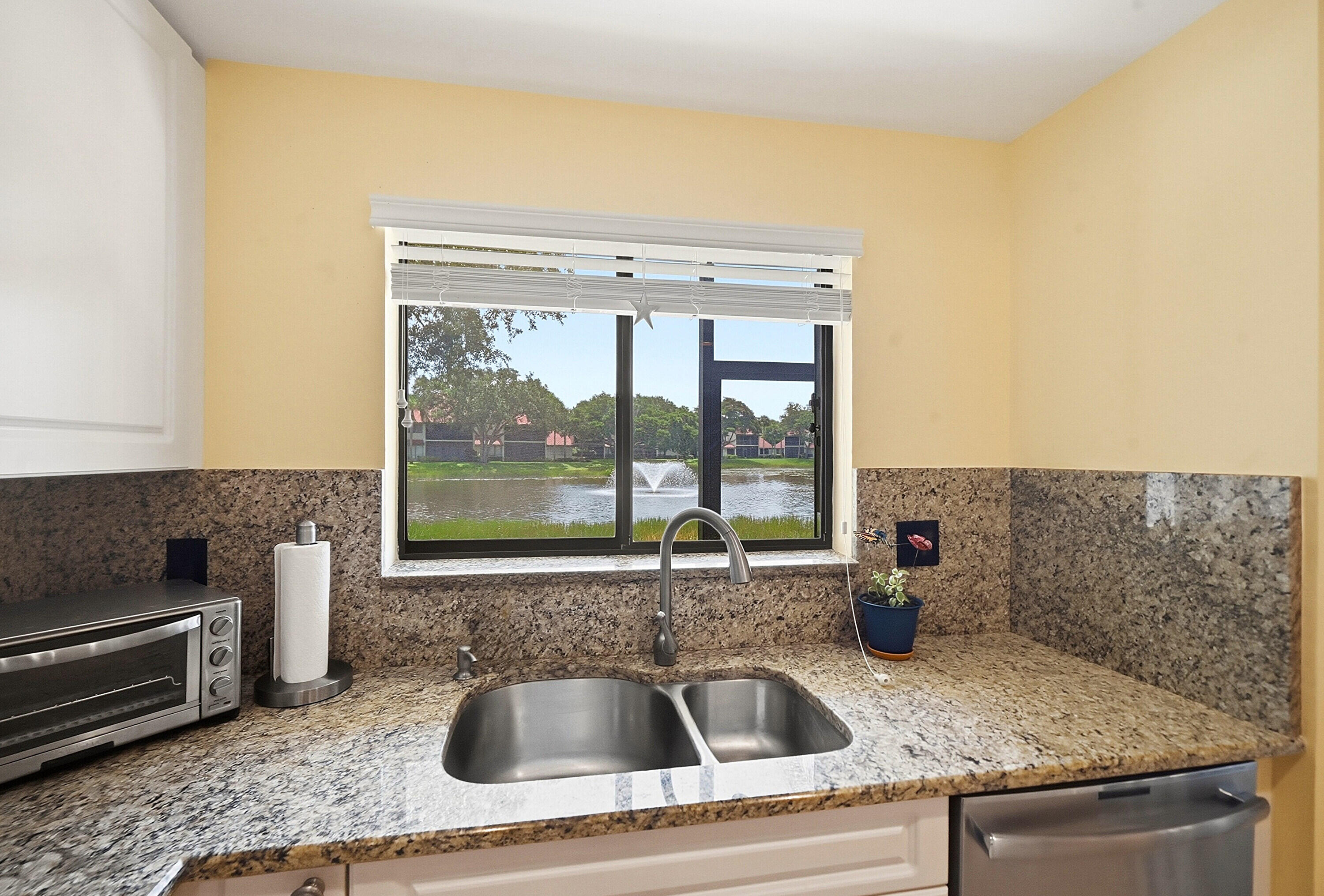 22 Lexington Lane W D