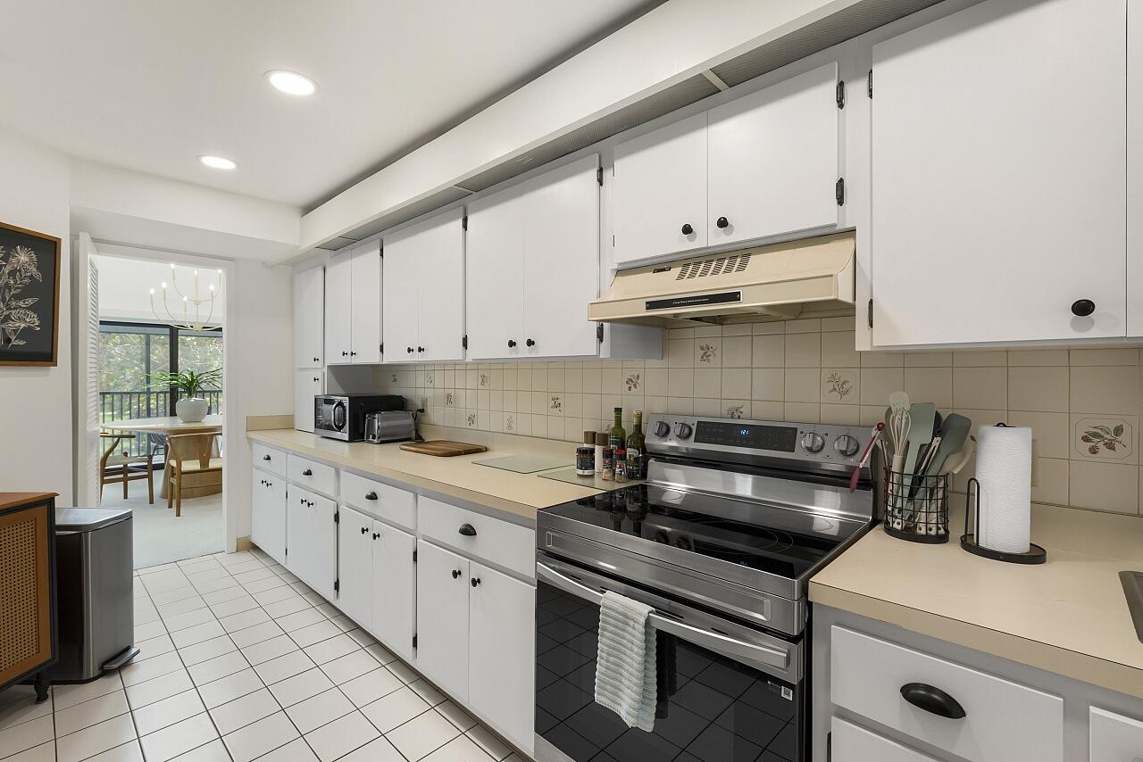 WINDWARD IV CONDOMINIUM - Residential Lease