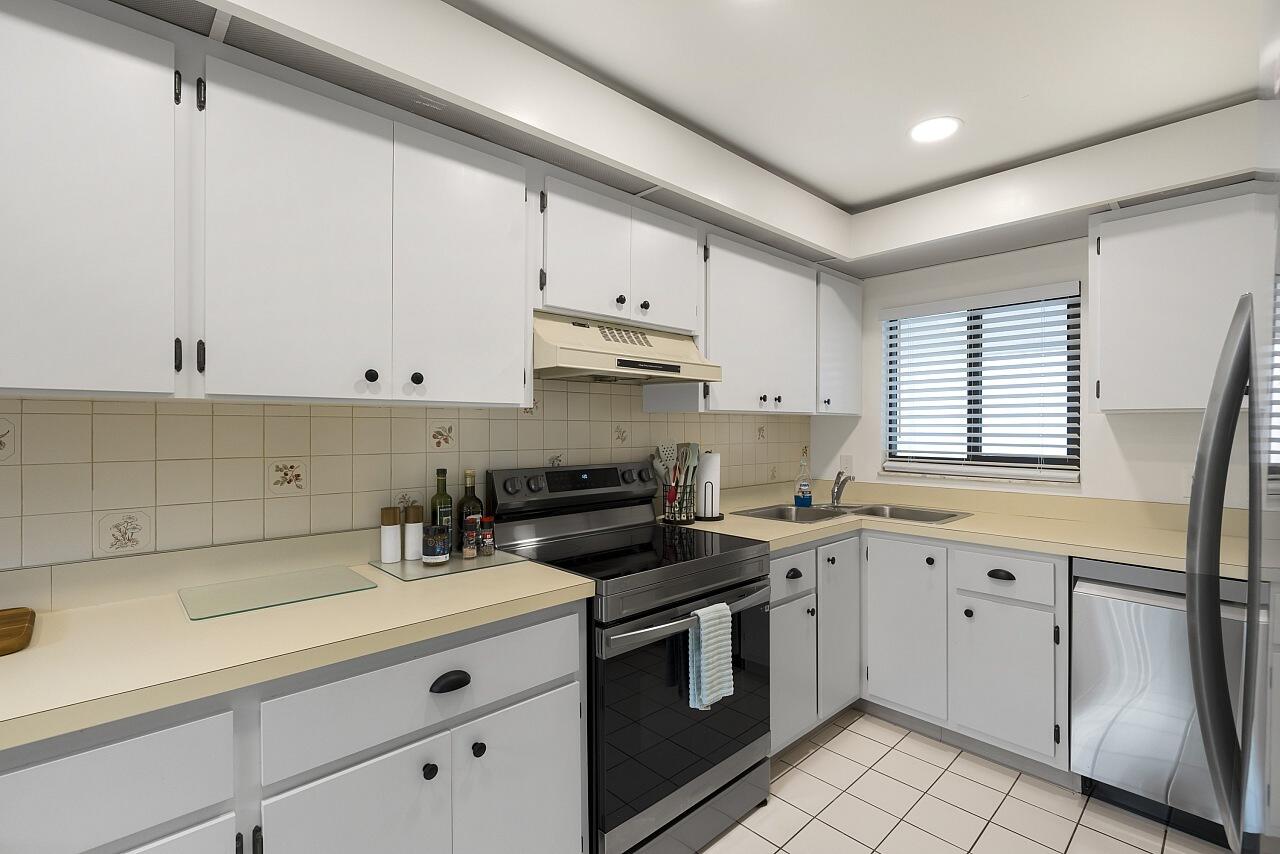 WINDWARD IV CONDOMINIUM - Residential Lease