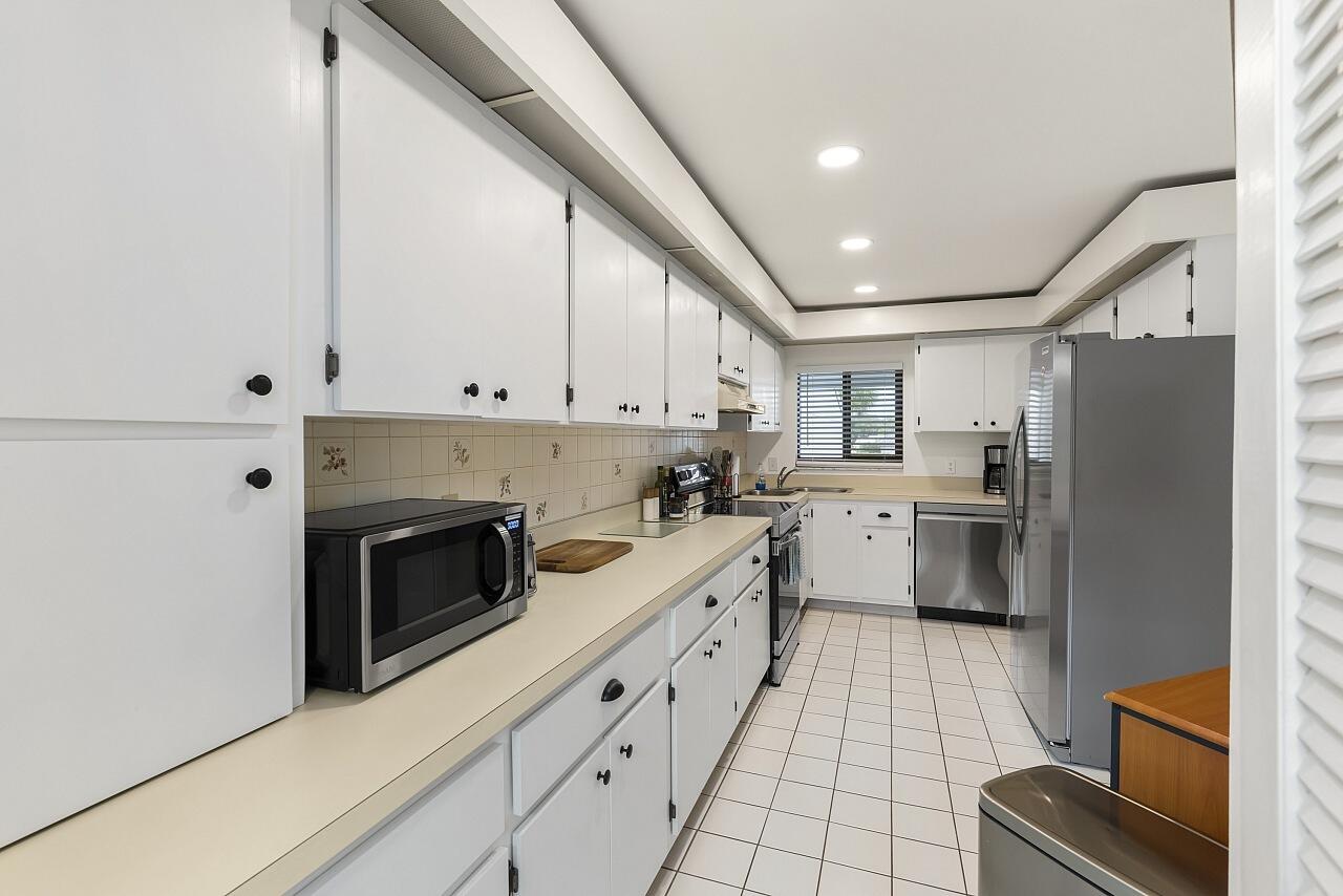 WINDWARD IV CONDOMINIUM - Residential Lease