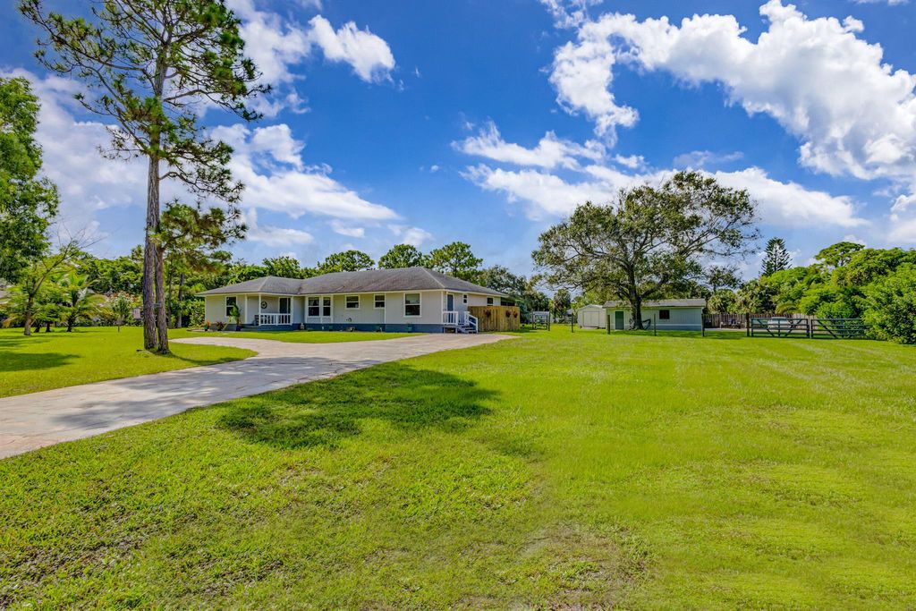 Photo of 6944 150th Place N, Palm Beach Gardens, FL 33418 (MLS # R10914077)