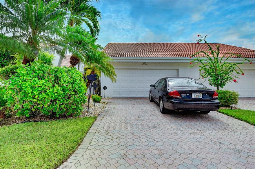 Rarely available 2 bedroom/2.5 bath villa in Peppertree with expansive golf course views!!! Master bathroom has 1.5 bathrooms. Air conditioned patio enclosed by sliding glass doors with a murphy bed built in.  2 car garage with tiled floors Mandatory membership to #1 Boca West Country Club.