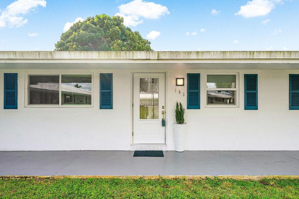 Photo of 300 SW Golfview Terrace #142, Boynton Beach, FL 33426 (MLS # R11136009)