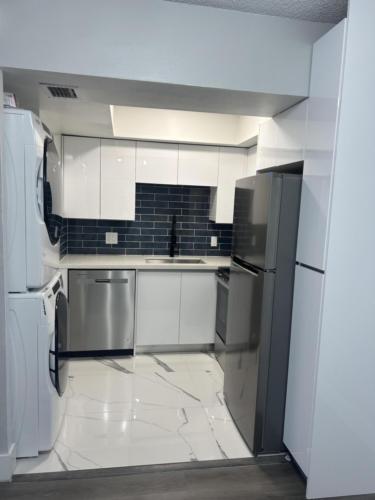 SUNRISE LAKE VIEWS LLC - Residential Lease