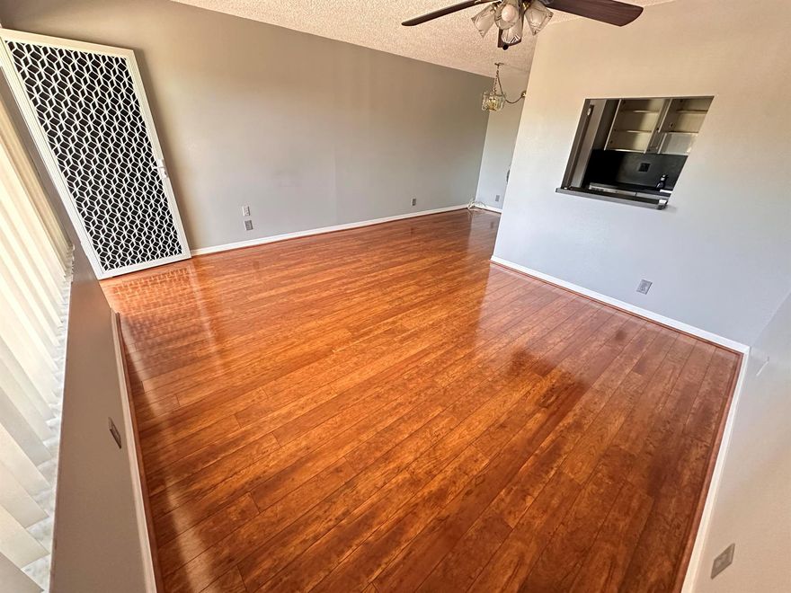 Nice condo in nice +55 codo complex. Great location. Balcony. Laminate floors. This amazing community offers great amenities: swimming pool, fitness center, clubhouse, library, and playroom.