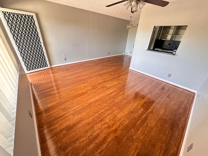 Nice condo in nice +55 codo complex. Great location. Balcony. Laminate floors. This amazing community offers great amenities: swimming pool, fitness center, clubhouse, library, and playroom.