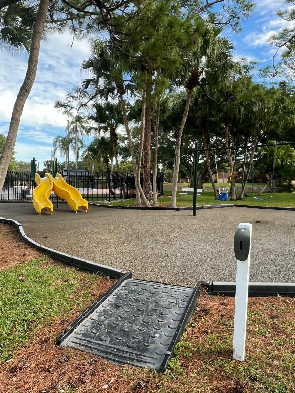 SHERWOOD LAKES - Residential Lease