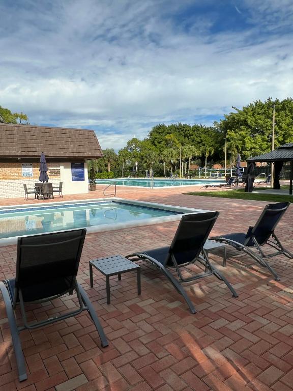 SHERWOOD LAKES - Residential Lease