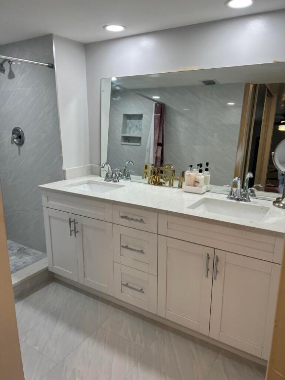 SHERWOOD LAKES - Residential Lease