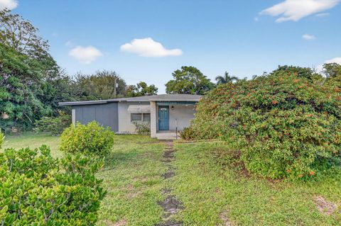 3041 Floweva Street 3041/3043 Palm Springs FL 33406