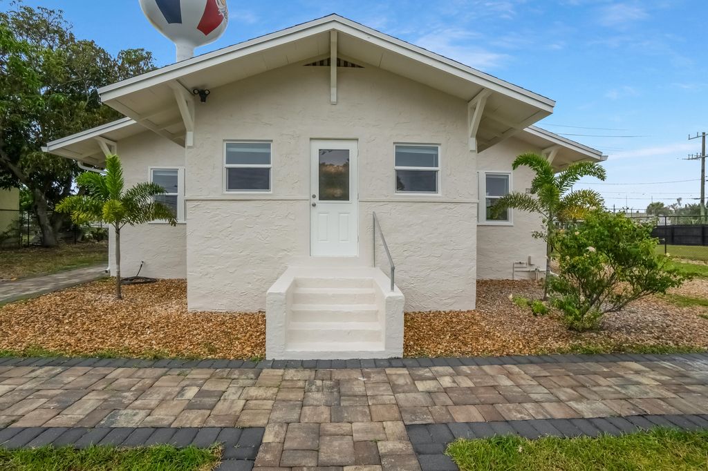 Photo of 517 Sunrise Court, Lake Worth Beach, FL 33460 (MLS # B26017755)