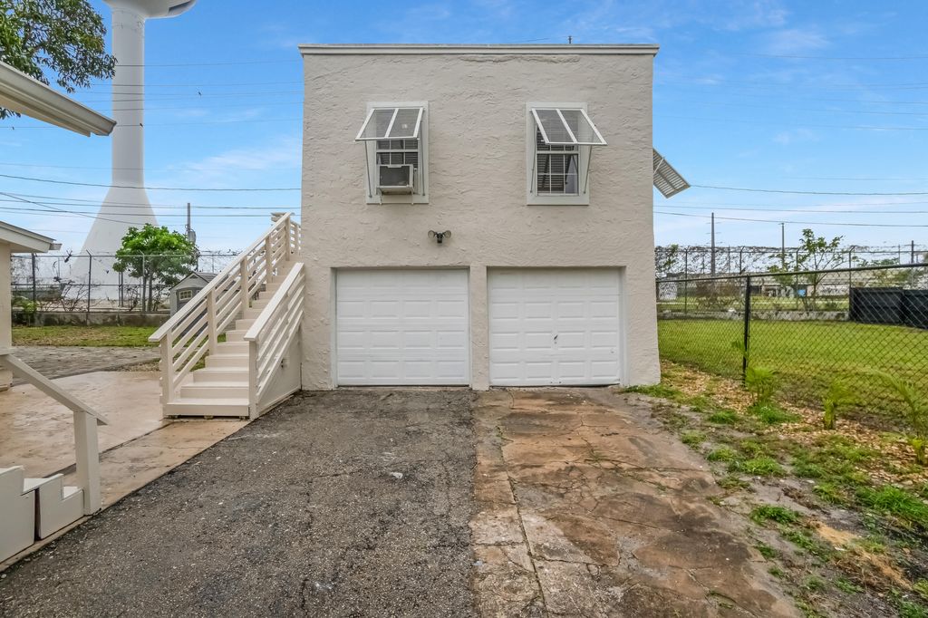 Photo of 517 Sunrise Court, Lake Worth Beach, FL 33460 (MLS # B26017755)