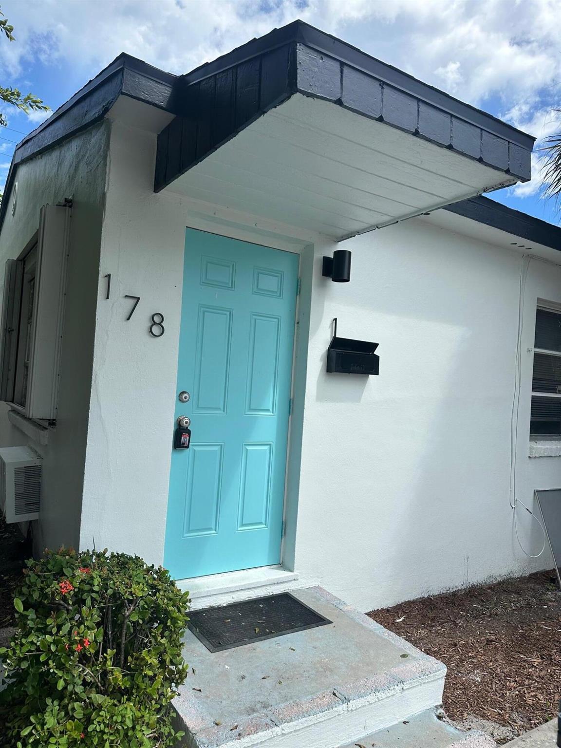 This freshly painted Studio apartment is located right next to singer island, where you will find popular restaurants, south Florida top water sports activities and just minutes from downtown West Palm Beach and North Palm Beach! This unit comes with its own parking spot and laundry included.
