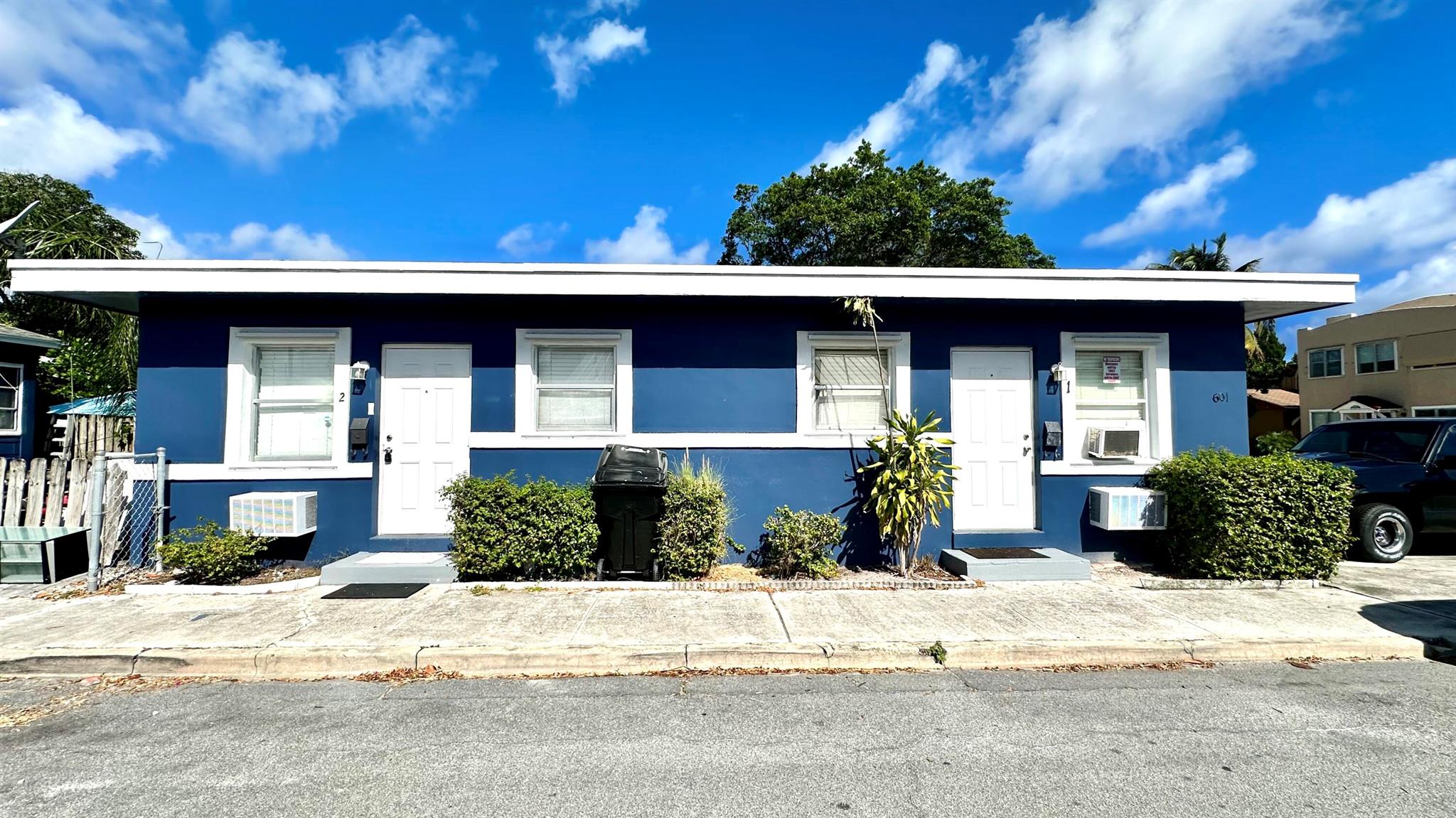 1 bedroom, 1 bathroom apartment located in sunny Lake Worth Beach. This freshly painted unit features street parking for your convenience. The perfect place to call home. Don't miss out on this opportunity to live in a prime location near downtown Lake Worth Beach. 5 minutes from the beach and easy access to I-95