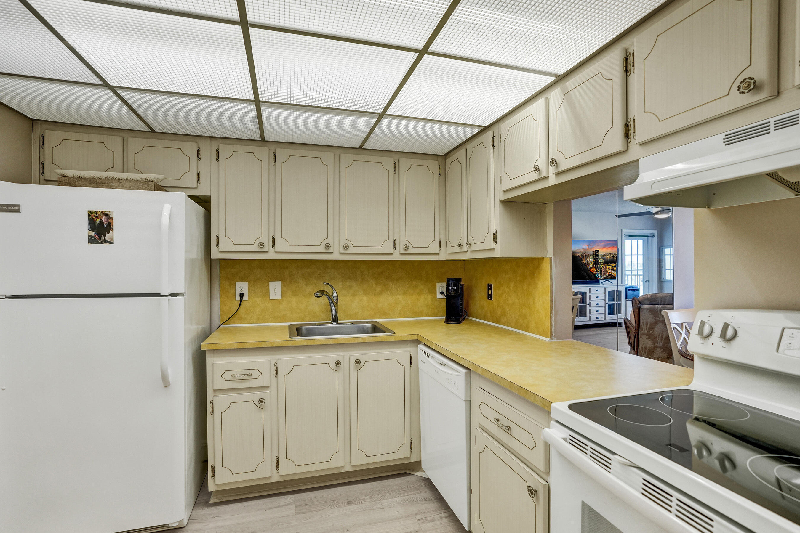 PALM LAKE 1 CONDO - Residential Lease