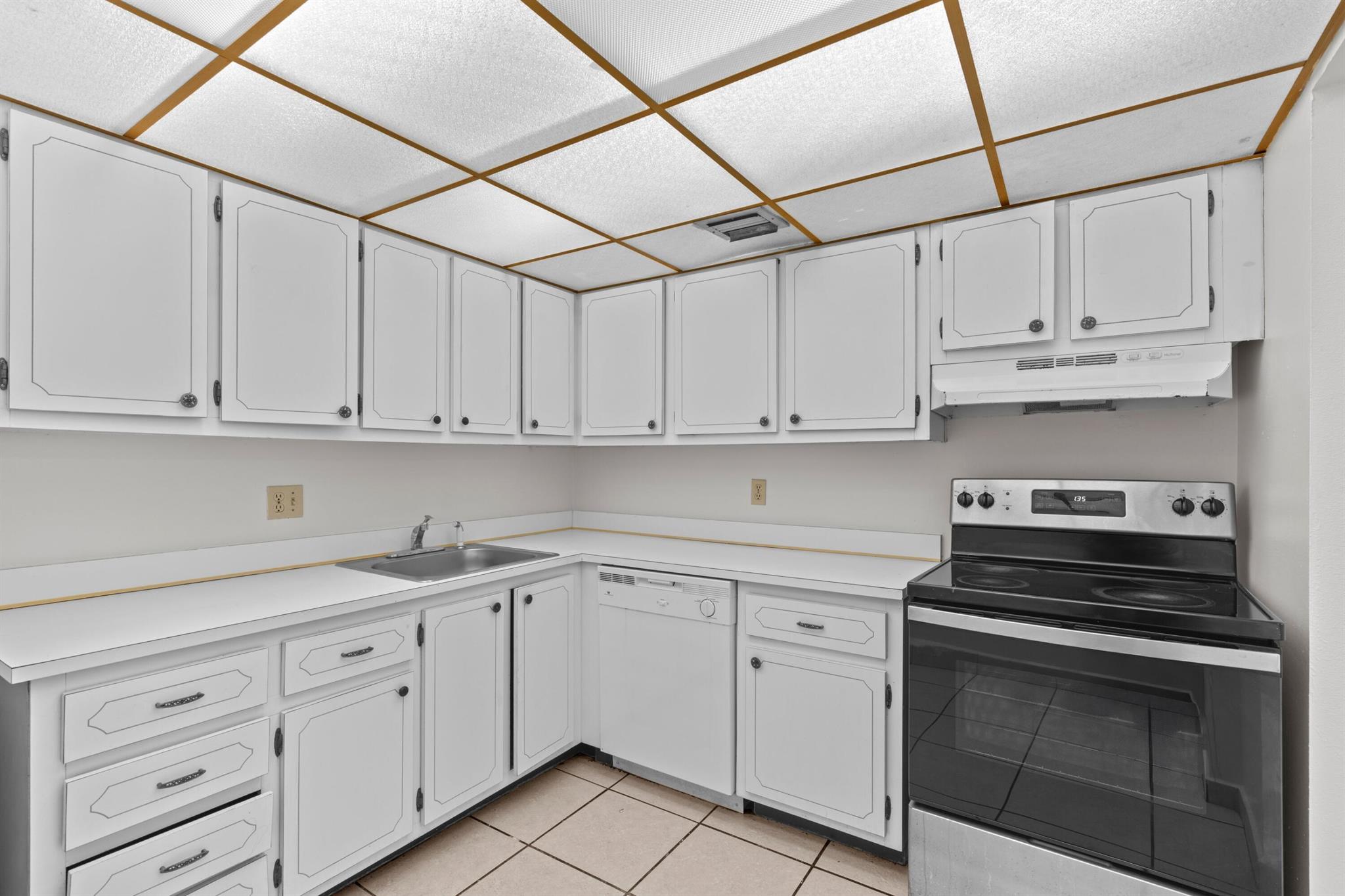 BREAKWATERS OF THE PALM B - Residential Lease