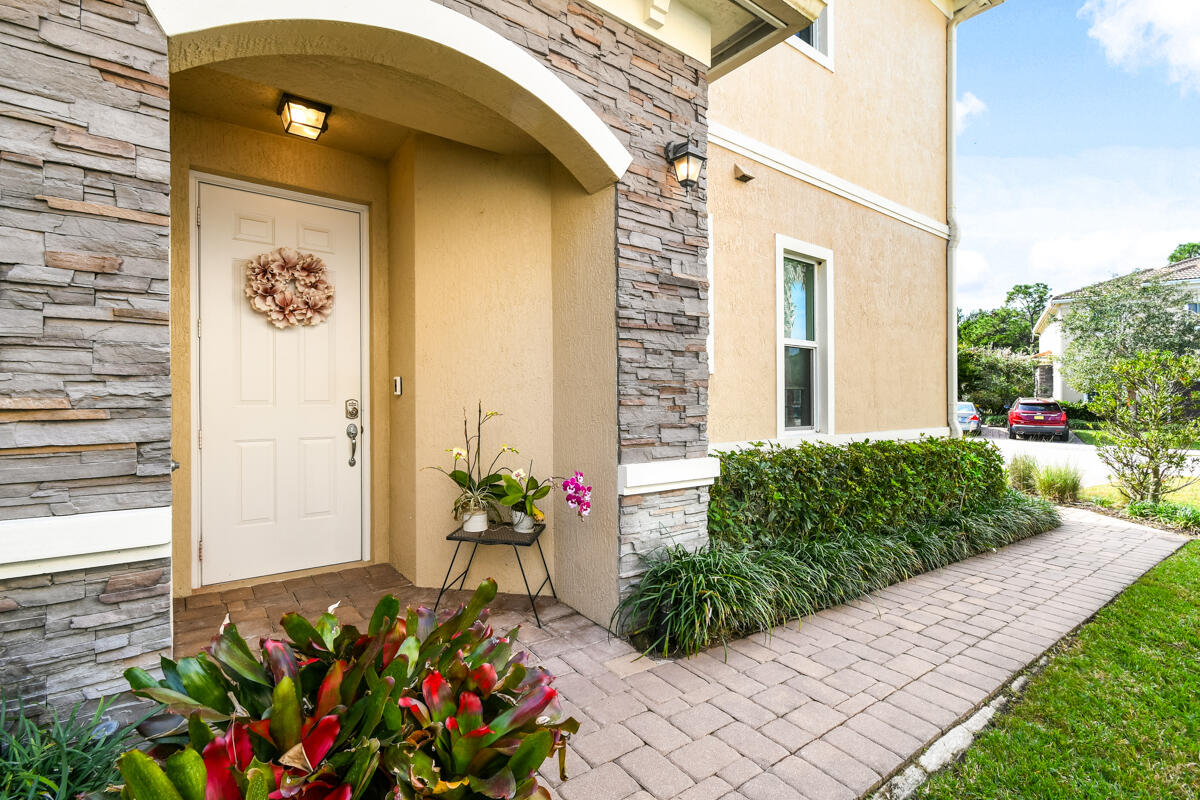 6273 SE Fauna Terrace