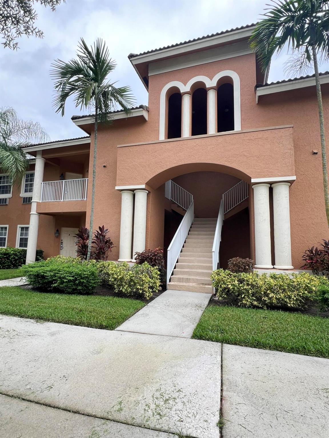Nice efficiency APPRX 400 SQ FT on the second floor. Unit is unfurnished with full bath and kitchenette. NO STOVE AND MINI FRIDGE ONLY In a nice community in PGA Villages. Water, basic cable and electric included in rent. Laundry onsite. Available for immediate occupancy. Yearly lease.