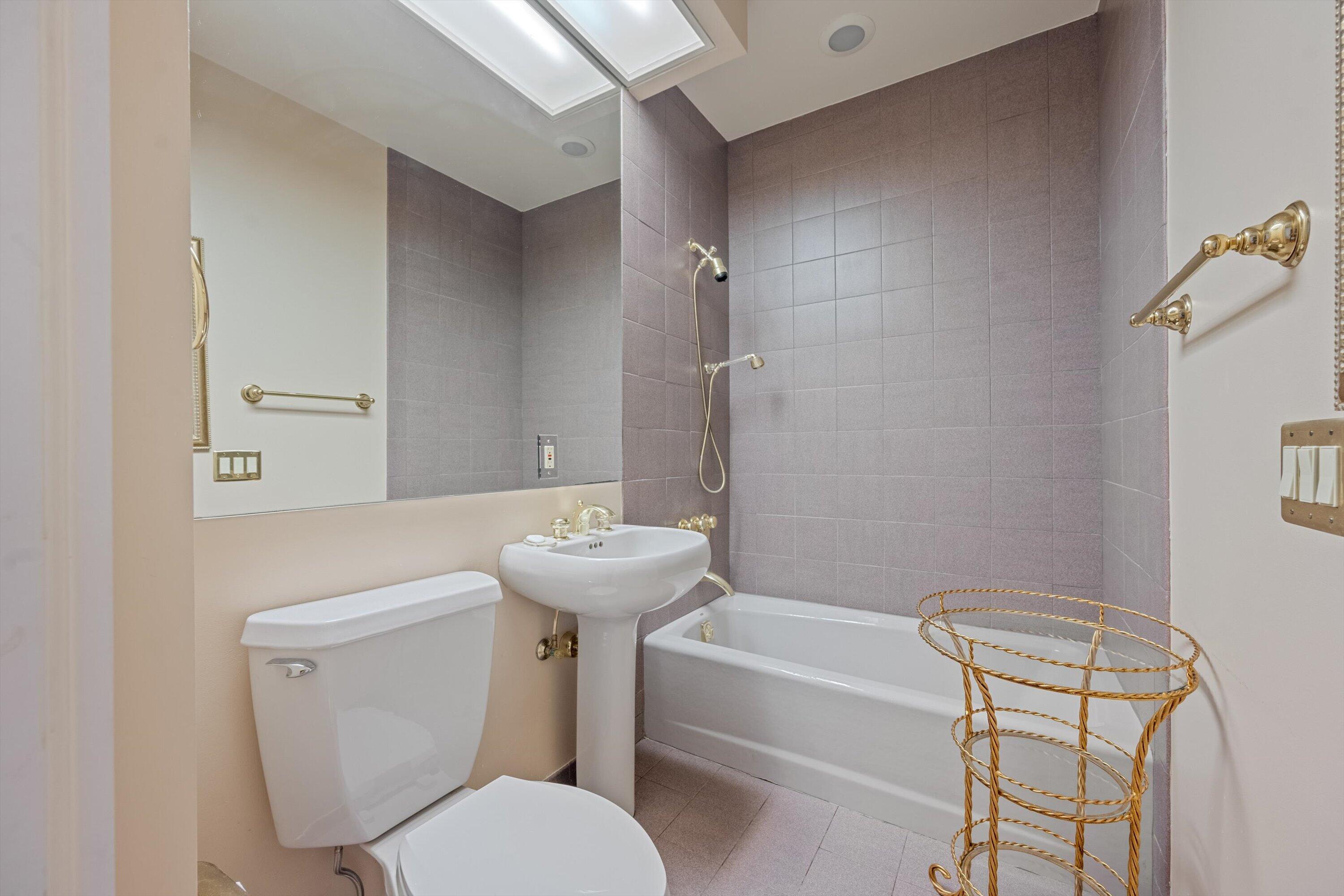 RESIDENCES AT SLOANS CURVE - Residential
