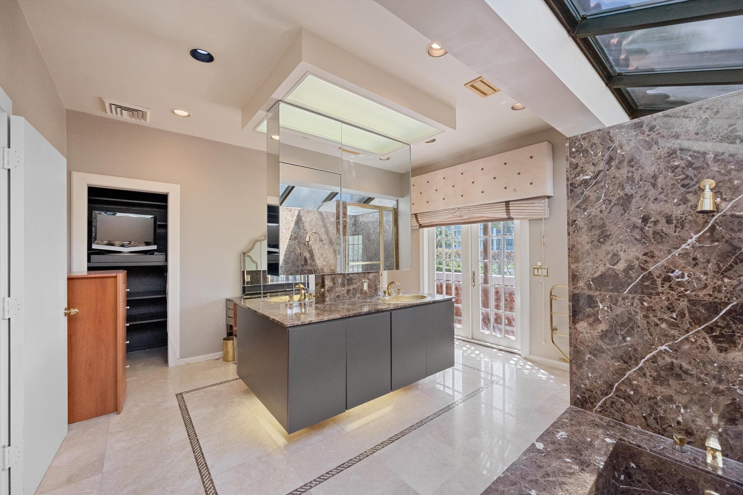 RESIDENCES AT SLOANS CURVE - Residential