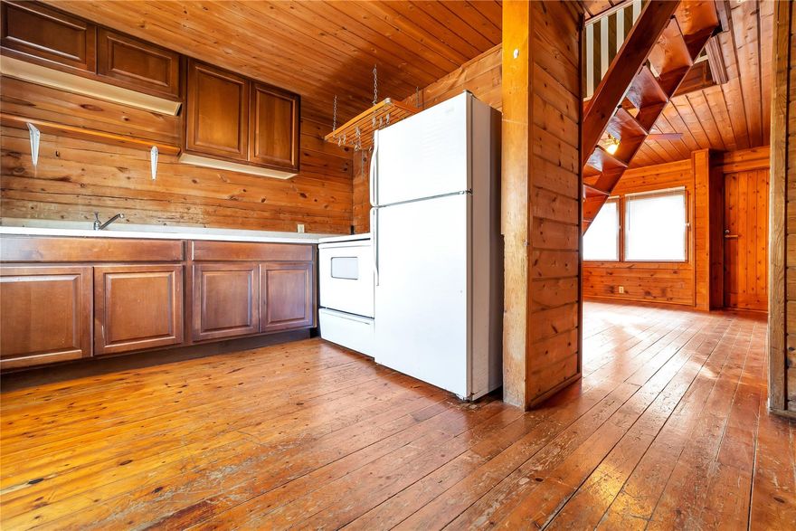 Duplex style 1 bedroom plus Large Loft can be used as extra bedroom Amazing location. 1 mile to beach, 1/2 mile to intracoastal and public boat ramp. (Equal Housing Opportunity)