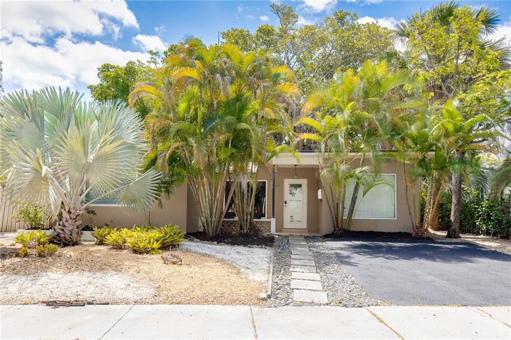 Photo of 320 W Park Dr, Fort Lauderdale, FL 33315 (MLS # F10327520)