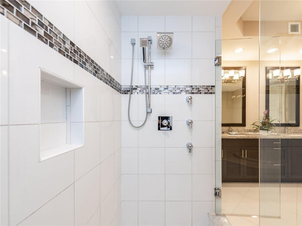 VILLA BY THE SEA - Residential