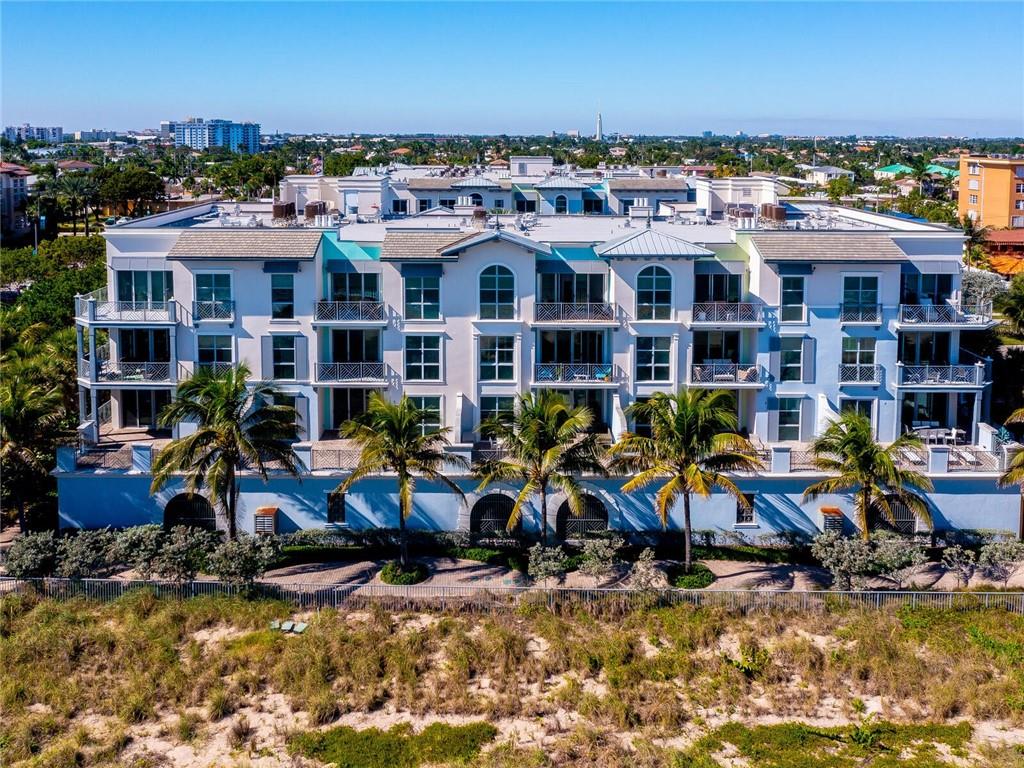 VILLA BY THE SEA - Residential