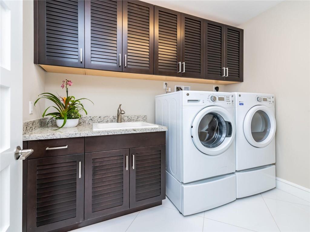 VILLA BY THE SEA - Residential