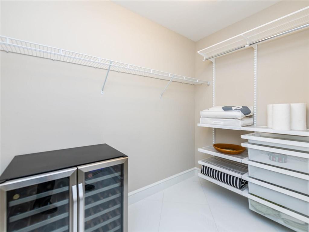 VILLA BY THE SEA - Residential