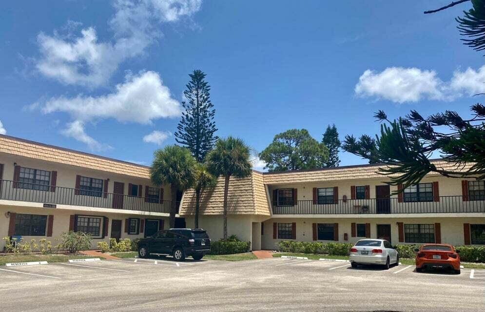 Very nice clean second floor unit with washer and dryer. Peaceful community. Association allows up to four occupants.