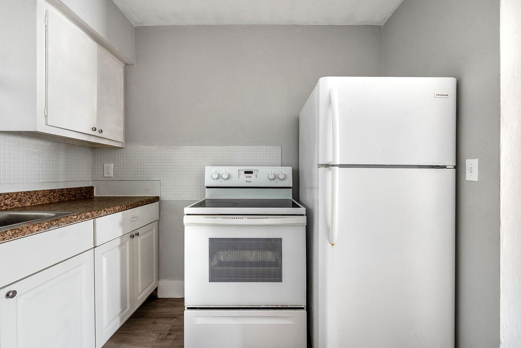 NORTH HOLLYWOOD SQUARE AMEN PLAT - Residential Lease