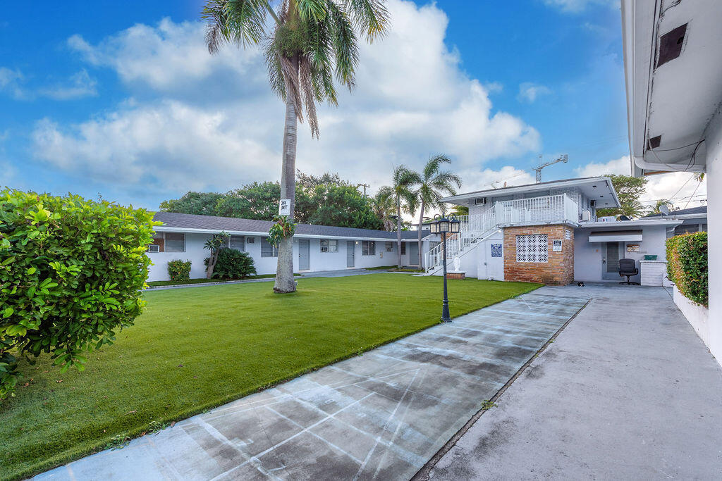 NORTH HOLLYWOOD SQUARE AMEN PLAT - Residential Lease