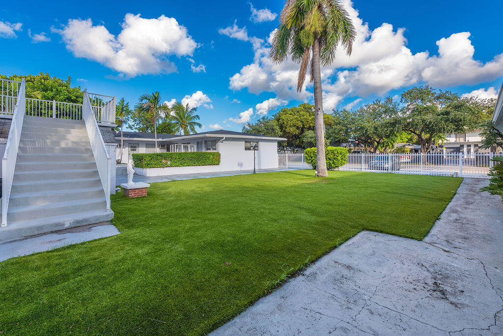 NORTH HOLLYWOOD SQUARE AMEN PLAT - Residential Lease